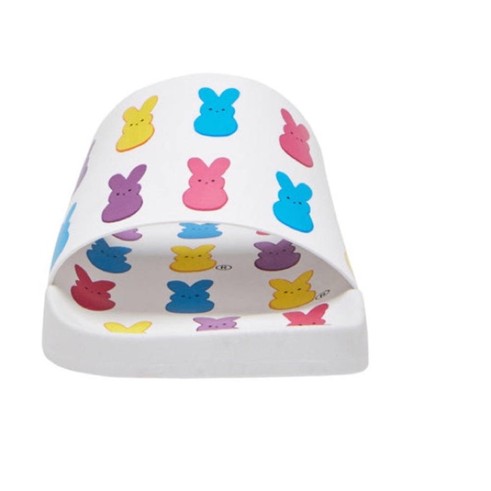 KATY PERRY women’s Relax poolside in the Peeps Bunny Slide - Picture 3 of 16